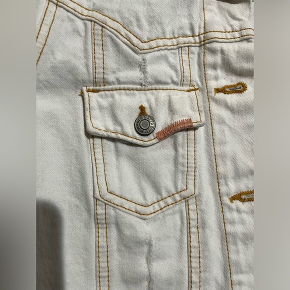 Old navy’s crop white denim jacket - Picture 4 of 6